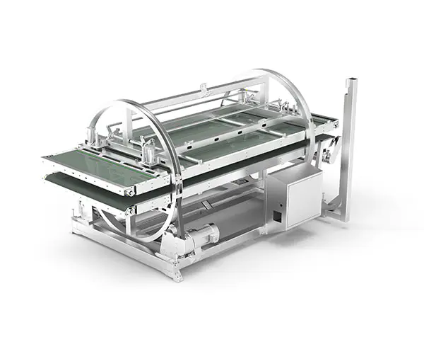 Stroj za obračanje trakov